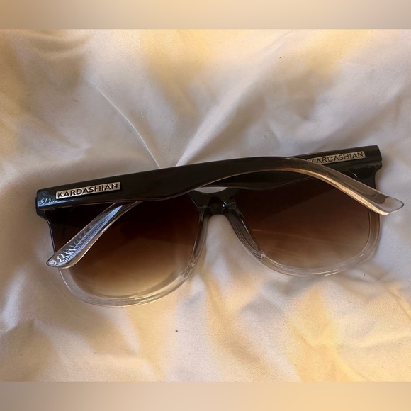 ✨Free with purchase of $75 or more✨ Kardashian sunglasses - Picture 4 of 10